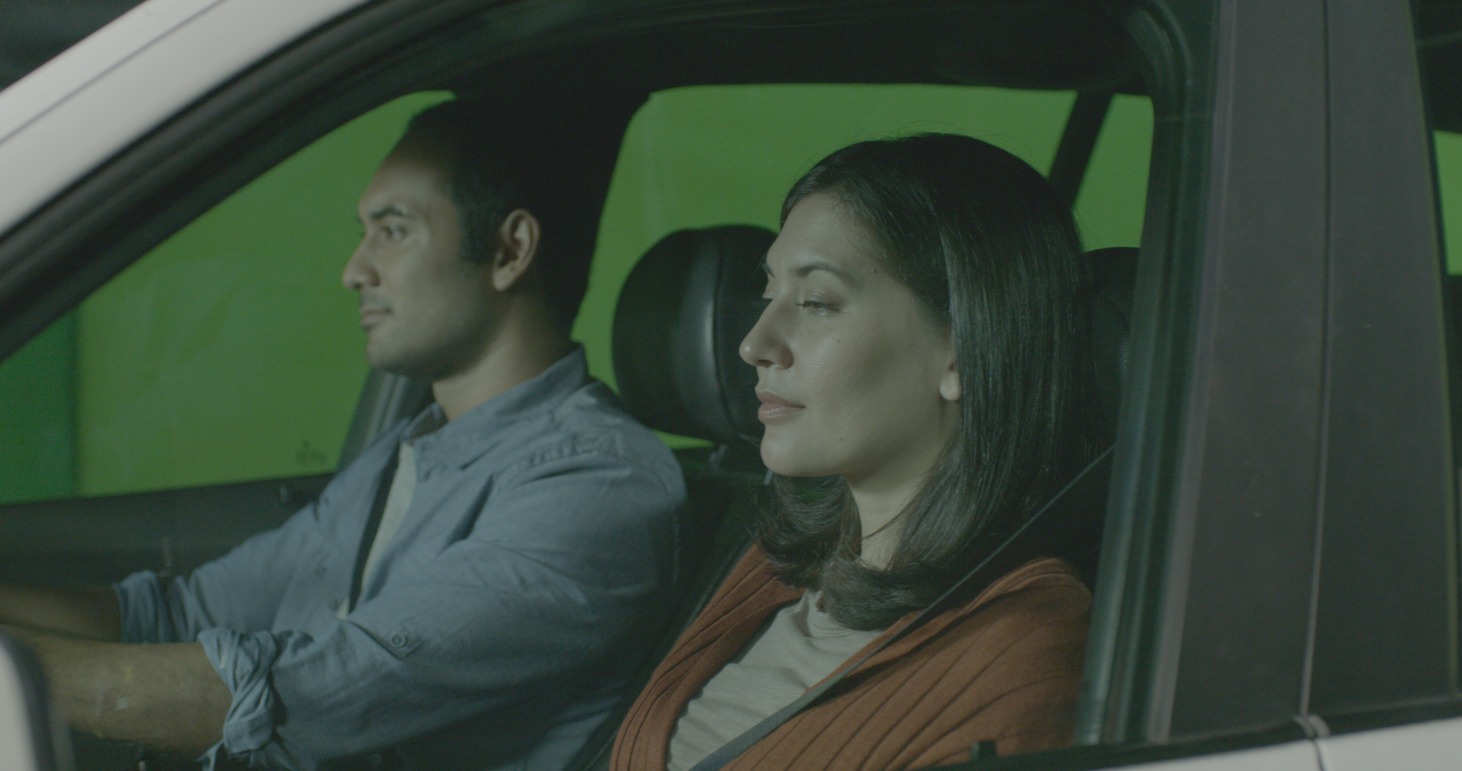 R1_CGI_001-002_Green_Screen_Mobil_Before